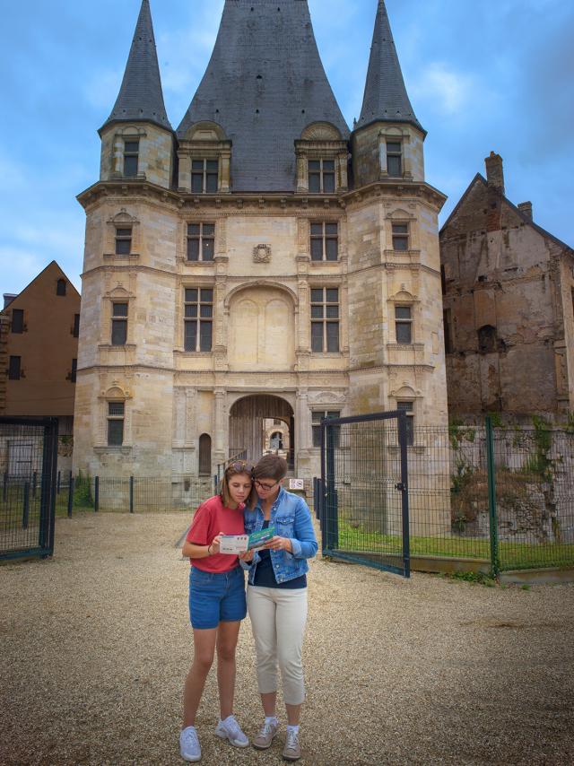 Touristes en visite devant l'entrée du château de Gaillon