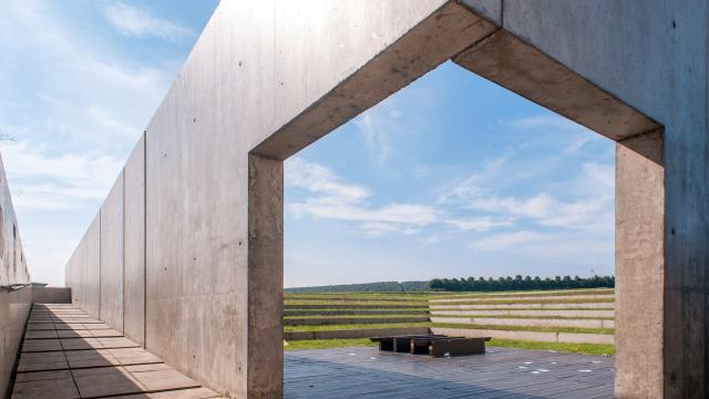 Photo du monument mémoire et paix à Val-De-Reuil