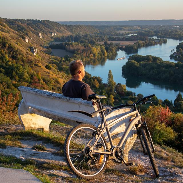 Halte contemplative sur les coteaux face aux panorama de la vallée de la Seine