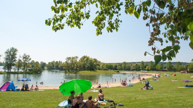 Plage surveillée au au lac des Deux Amants, sur la base de loisirs de Léry-Poses en Normandie