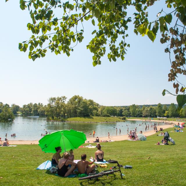 Plage surveillée au au lac des Deux Amants, sur la base de loisirs de Léry-Poses en Normandie