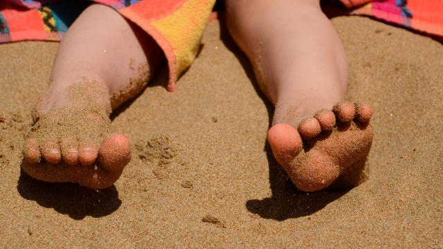 Les pieds dans le sable