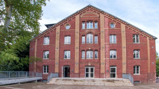 Vue de la façade de l'espace culturel 