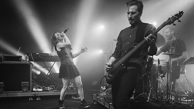 Image en noir et blanc d'un concert rock sur la scène de la salle 