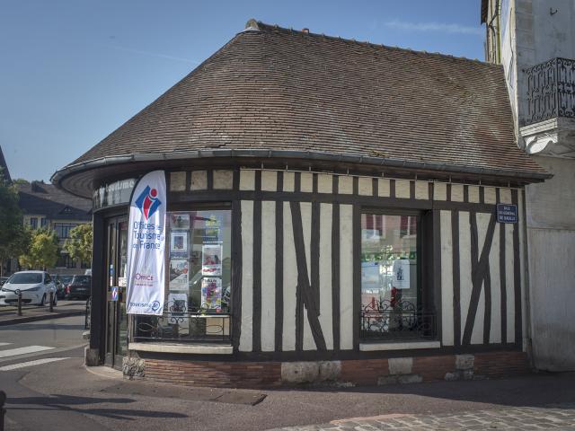 L'Office de Tourisme de Gaillon dans une maison à pan de bois en Normandie