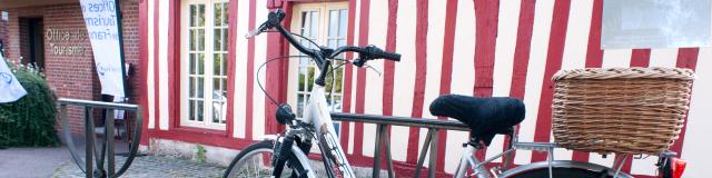 photo d'un vélo garé devant l'office de tourisme de Louviers