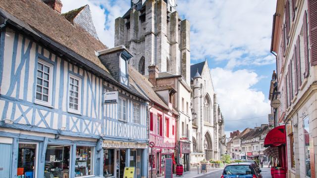 Centre ville de Louviers avec ses maisons normandes à pan de bois bleu et rouges et son église gothique