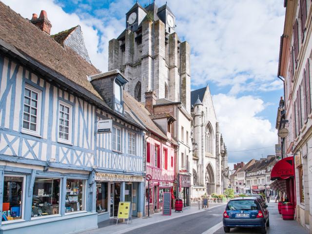 Centre ville de Louviers avec ses maisons normandes à pan de bois bleu et rouges et son église gothique