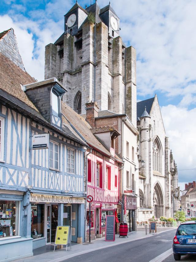 Centre ville de Louviers avec ses maisons normandes à pan de bois bleu et rouges et son église gothique