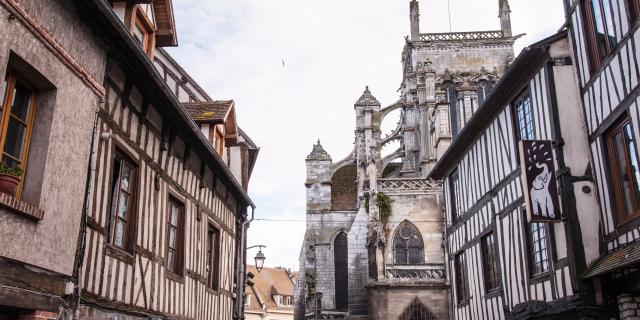 photo du centre ville de Louviers avec ses maisons normandes à pan de bois et son église gothique