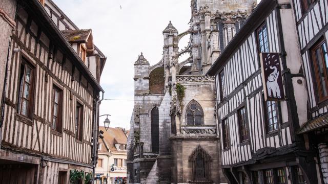 photo du centre ville de Louviers avec ses maisons normandes à pan de bois et son église gothique