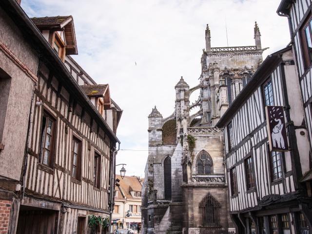 photo du centre ville de Louviers avec ses maisons normandes à pan de bois et son église gothique