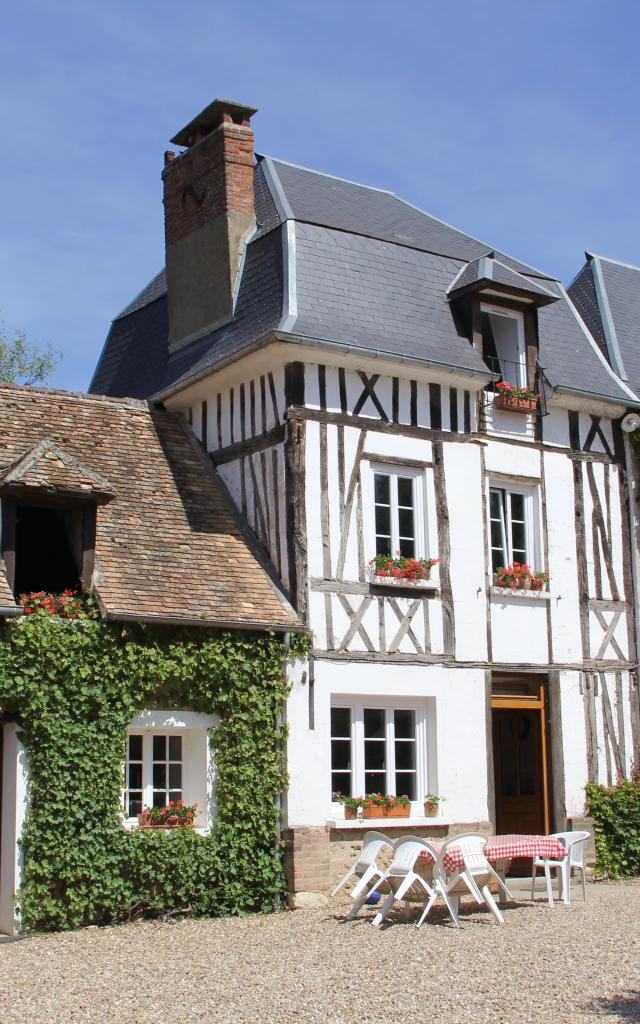 maisons normandes en pierre et à pan de bois de la Ferme Des Noës