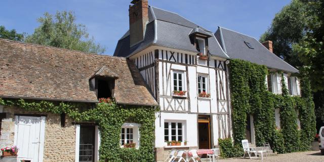 maisons normandes en pierre et à pan de bois de la Ferme Des Noës