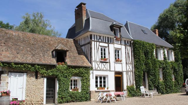 maisons normandes en pierre et à pan de bois de la Ferme Des Noës