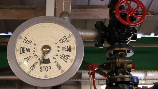 télégraphe moteur dans la salle des machine d'un ancien bateau