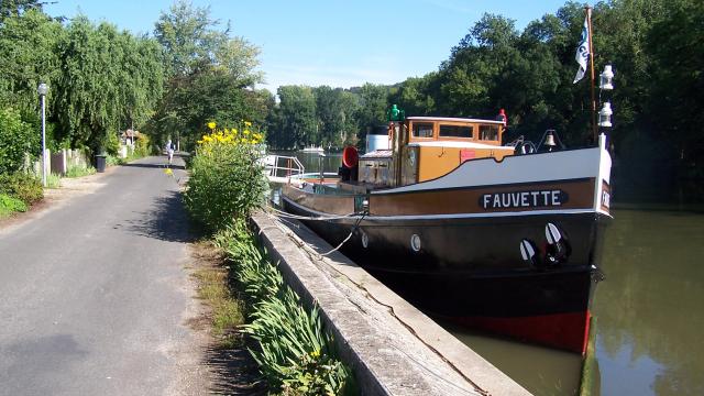 ancien bateau nommé fauvette en bord de seine à Poses en Normandie