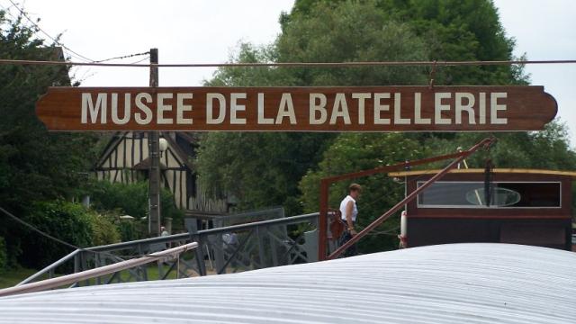 Pancarte du musée de la batellerie à Poses en Normandie