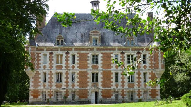 photo de la façade du Manoir Canteloup en brique rouge dans l'Eure en Normandie