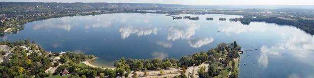 Vue aérienne du lac de la base des loisirs de Léry Poses dans l'Eure en Normandie