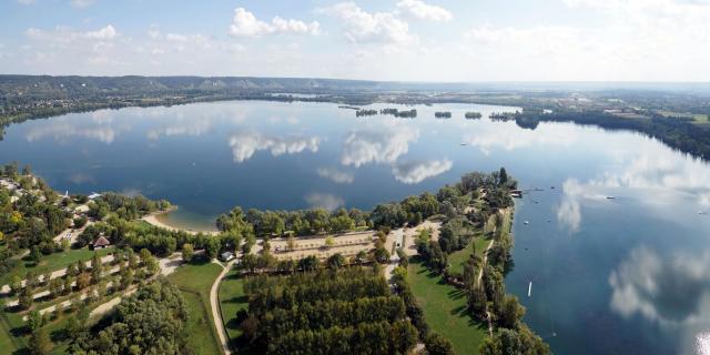 Vue aérienne du lac de la base des loisirs de Léry Poses dans l'Eure en Normandie