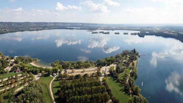 Vue aérienne du lac de la base des loisirs de Léry Poses dans l'Eure en Normandie