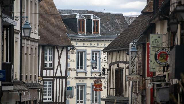 rue commerçante du centre ville de Pont de l'Arche en Normandie