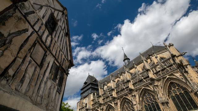 Notre Dame des Arts de pont de l'arche et vieille maison à pan de bois