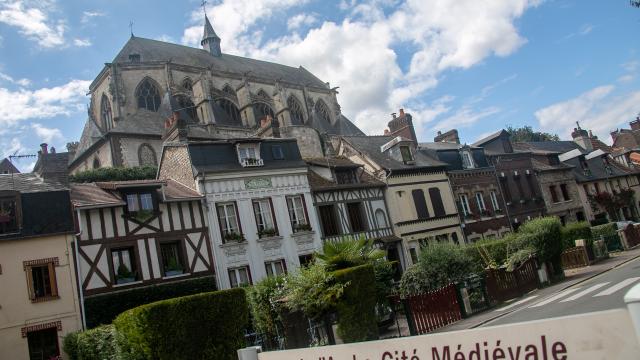 photo de l'église et des maisons à pan de bois de la cité médiévale de Pont de l'arche en Normandie