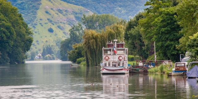 Photo du bateau Guillaume le conquérant à quai sur la seine avec canards et arbres feuillus à Poses en Normandie