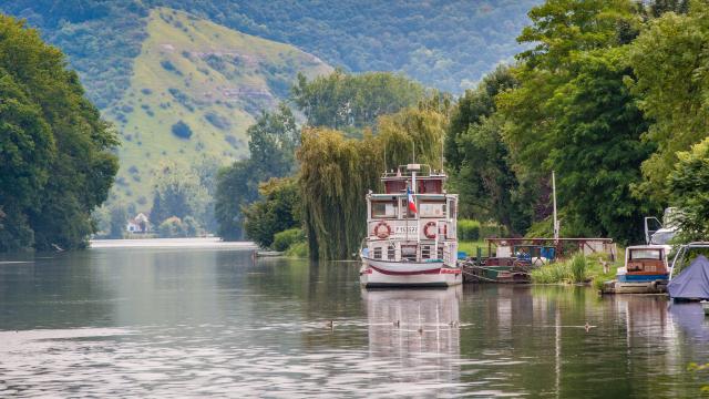 Photo du bateau Guillaume le conquérant à quai sur la seine avec canards et arbres feuillus à Poses en Normandie