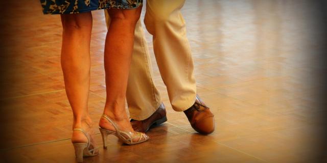 Photo des jambes d'une femme et d'un homme dansant la guinguette