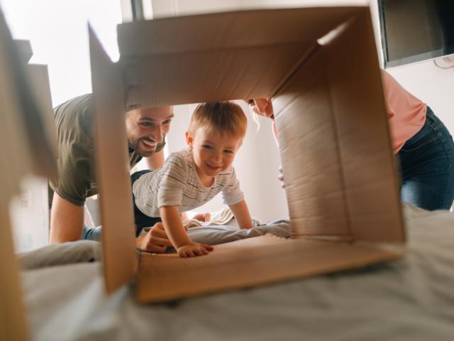 enfant dans carton lors d'un déménagement