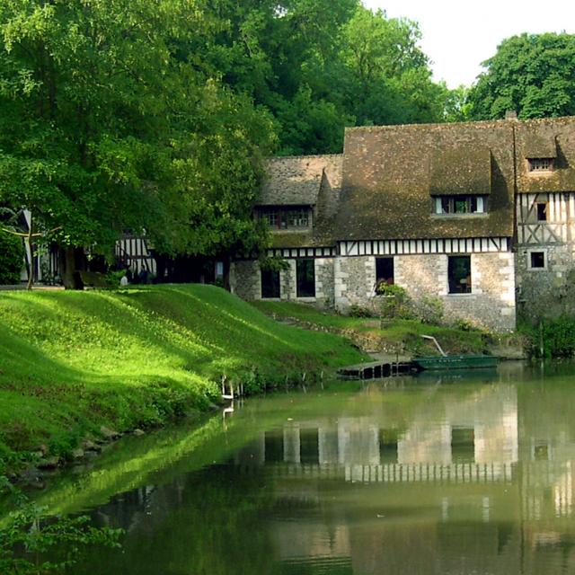 Le moulin d'Andé dans son écrin de verdure en bord de Seine