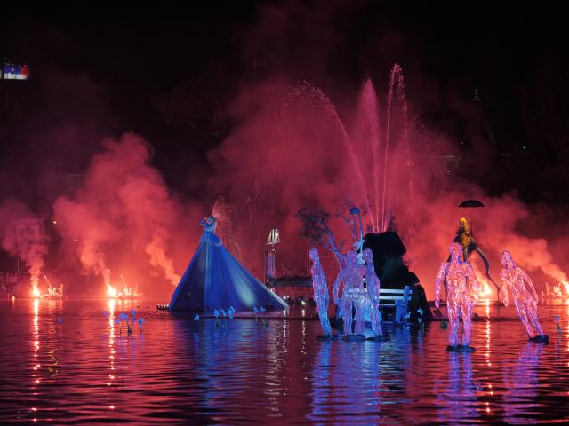 mise en scène sur un lac de nuit avec sculptures et fumigène lors du festival les embarqués en Normandie