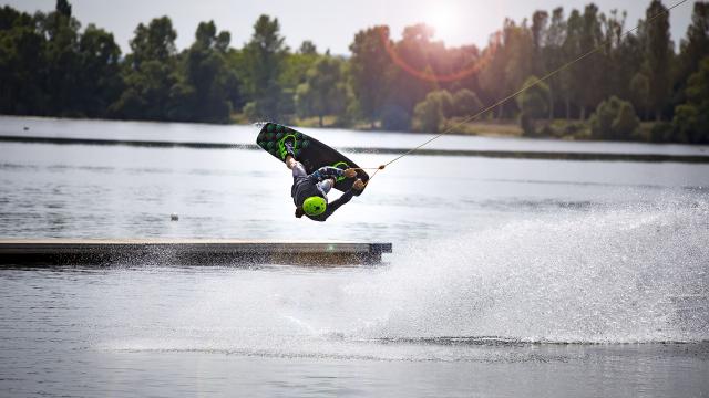 Photo d'une acrobatie en Wakeboard sur le lac des Deux Amants à Poses en dans l'Eure en Normandie