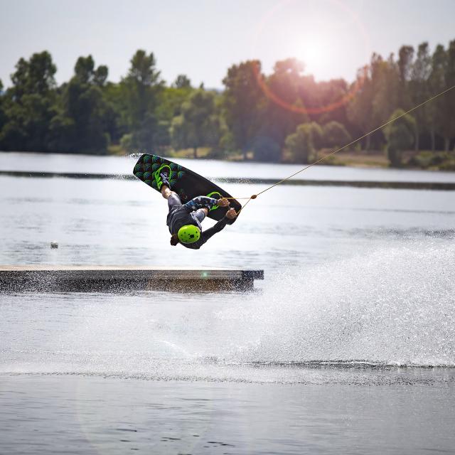 Photo d'une acrobatie en Wakeboard sur le lac des Deux Amants à Poses en dans l'Eure en Normandie