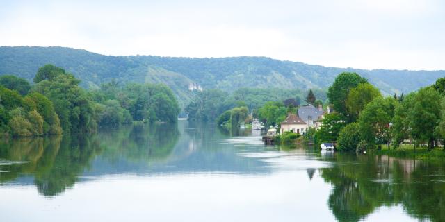 photo de la seine depuis un bateau, vue sur le village de Poses en Normandie et coteaux Normands