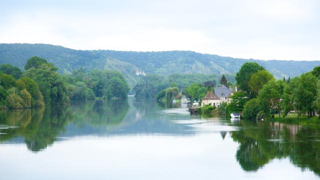 photo de la seine depuis un bateau, vue sur le village de Poses en Normandie et coteaux Normands