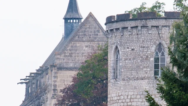 Photo de l'église de Pont de l'Arche et de son ancienne tour médiévale en premier plan