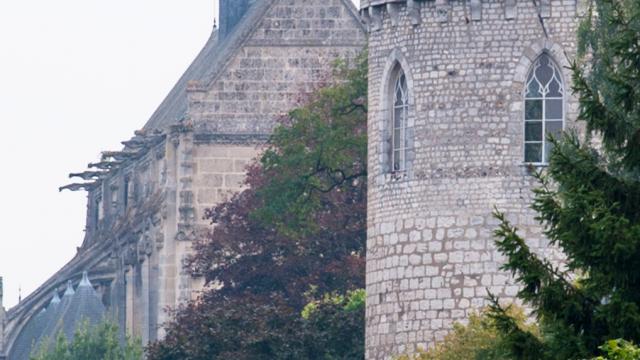 Photo de l'église de Pont de l'Arche et de son ancienne tour médiévale en premier plan