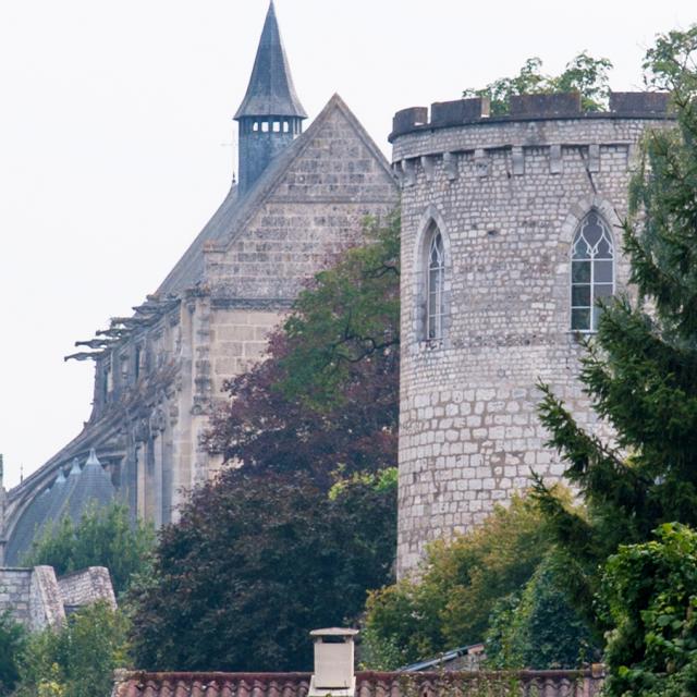 Photo de l'église de Pont de l'Arche et de son ancienne tour médiévale en premier plan