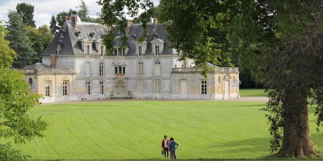 photo du château d'Acquigny avec ses arbres et sa pelouse tondue