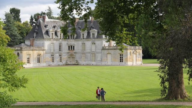 photo du château d'Acquigny avec ses arbres et sa pelouse tondue