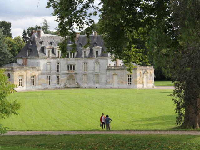 photo du château d'Acquigny avec ses arbres et sa pelouse tondue