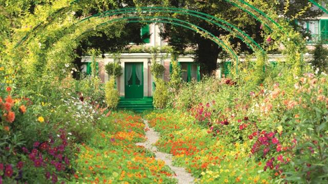 Jardin fleuri et façade de la maison de Giverny