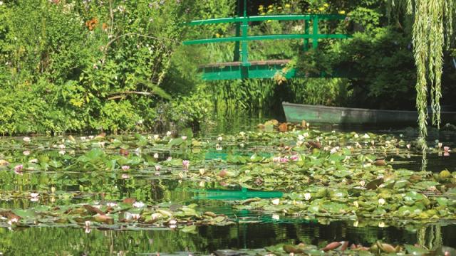 marre avec ponton en bois, barque et nénuphars dans le jardin de la maison de Giverny