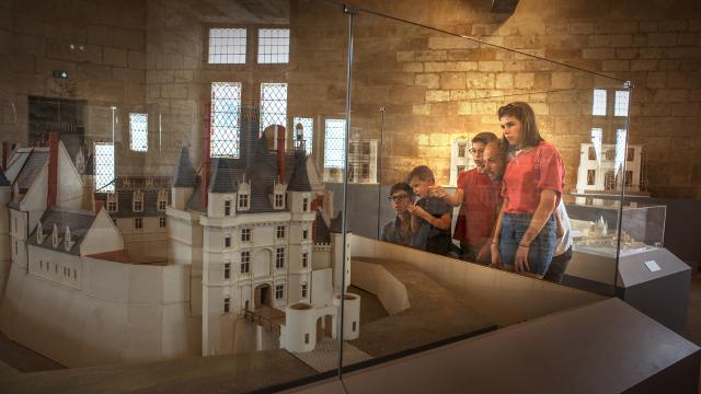 Photo d'une famille admirant la maquette du château de Gaillon