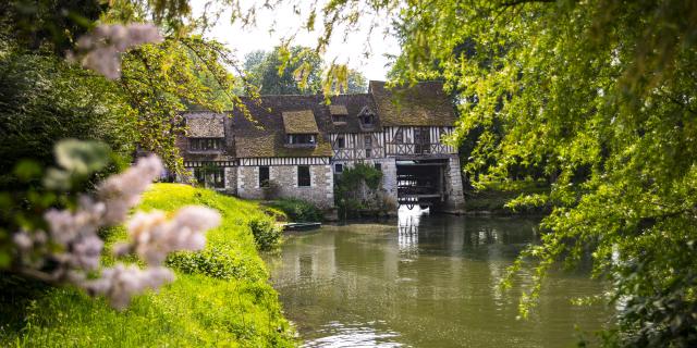 photo du Moulin d'Andé et de la seine au printemps