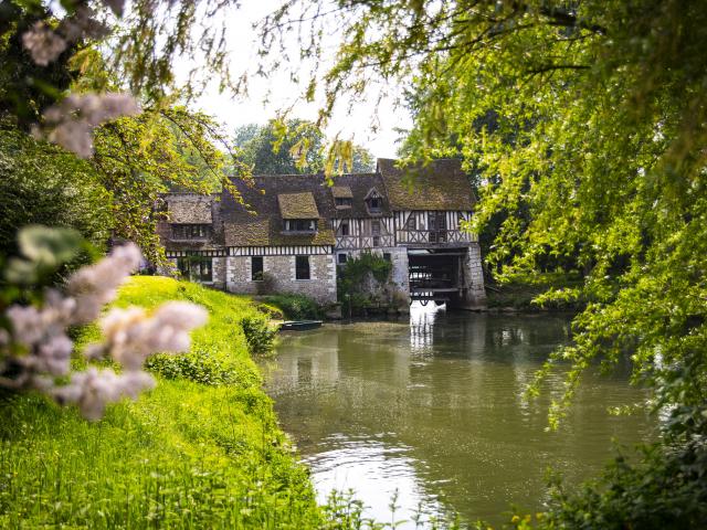 photo du Moulin d'Andé et de la seine au printemps